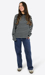 Oversized Longsleeve mit Streifen in Schwarz-Weiß am Model, Ganzkörperansicht, kombiniert mit Jeans