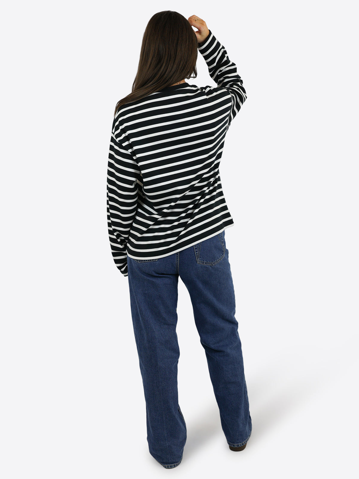 Oversized Longsleeve mit Streifen in Schwarz-Weiß am Model, Rückansicht, kombiniert mit Jeans