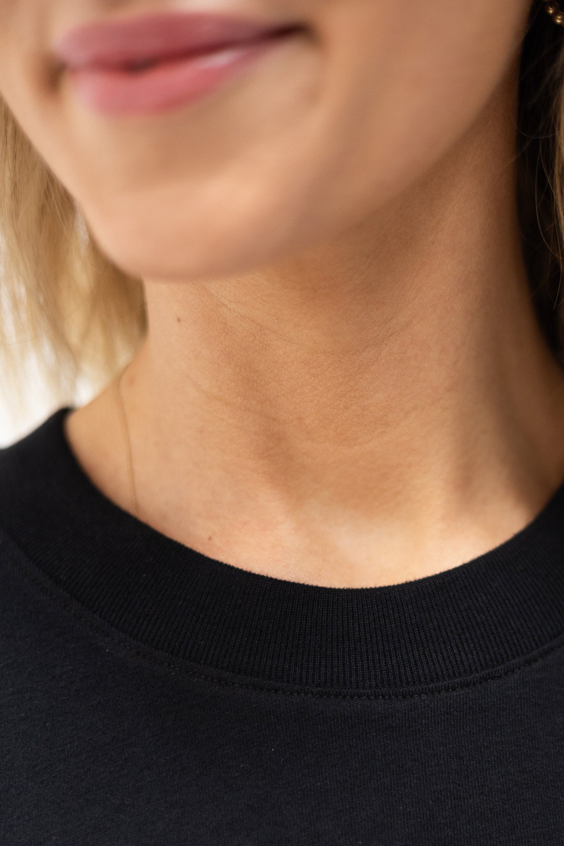 Soft Touch T-Shirt "Birthflowers" – Schwarz