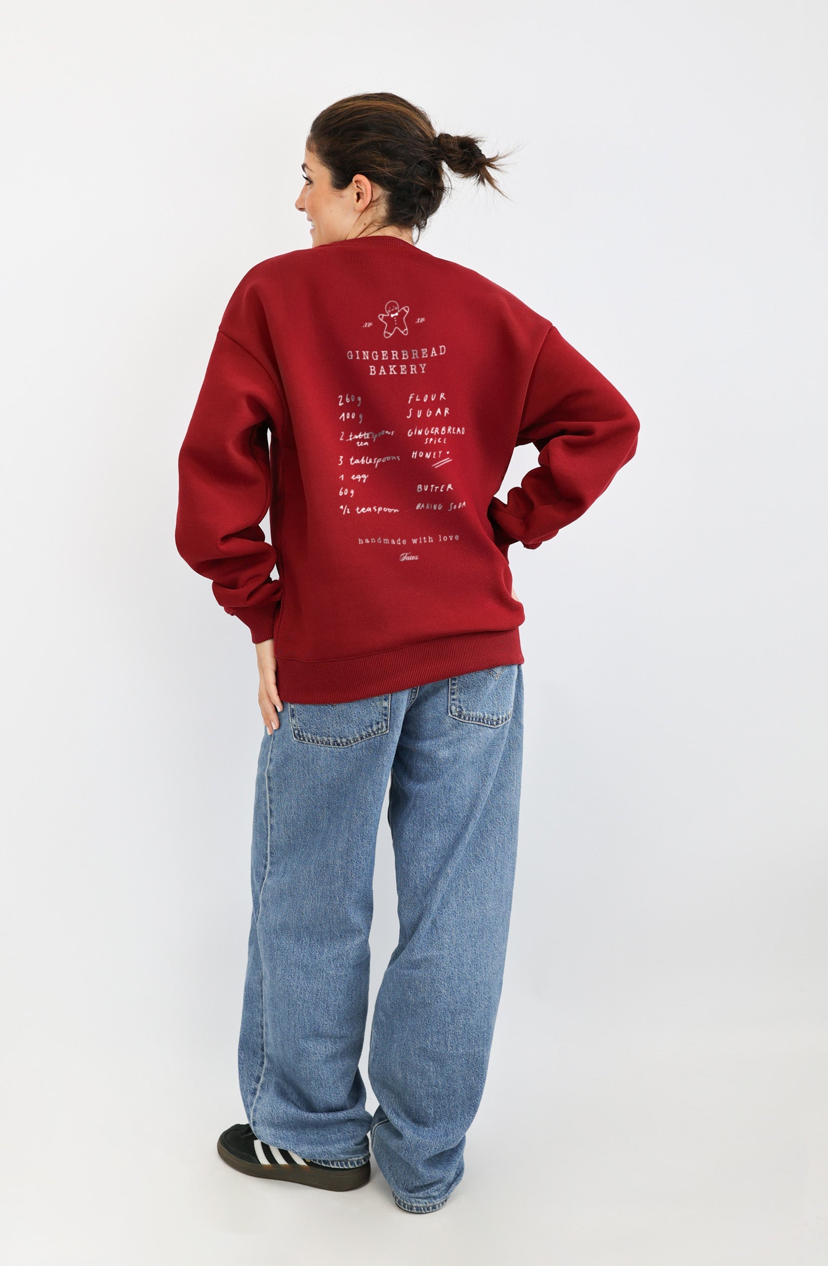 Original Regular Waistband Sweater "Gingerbread Bakery" – Cranberry