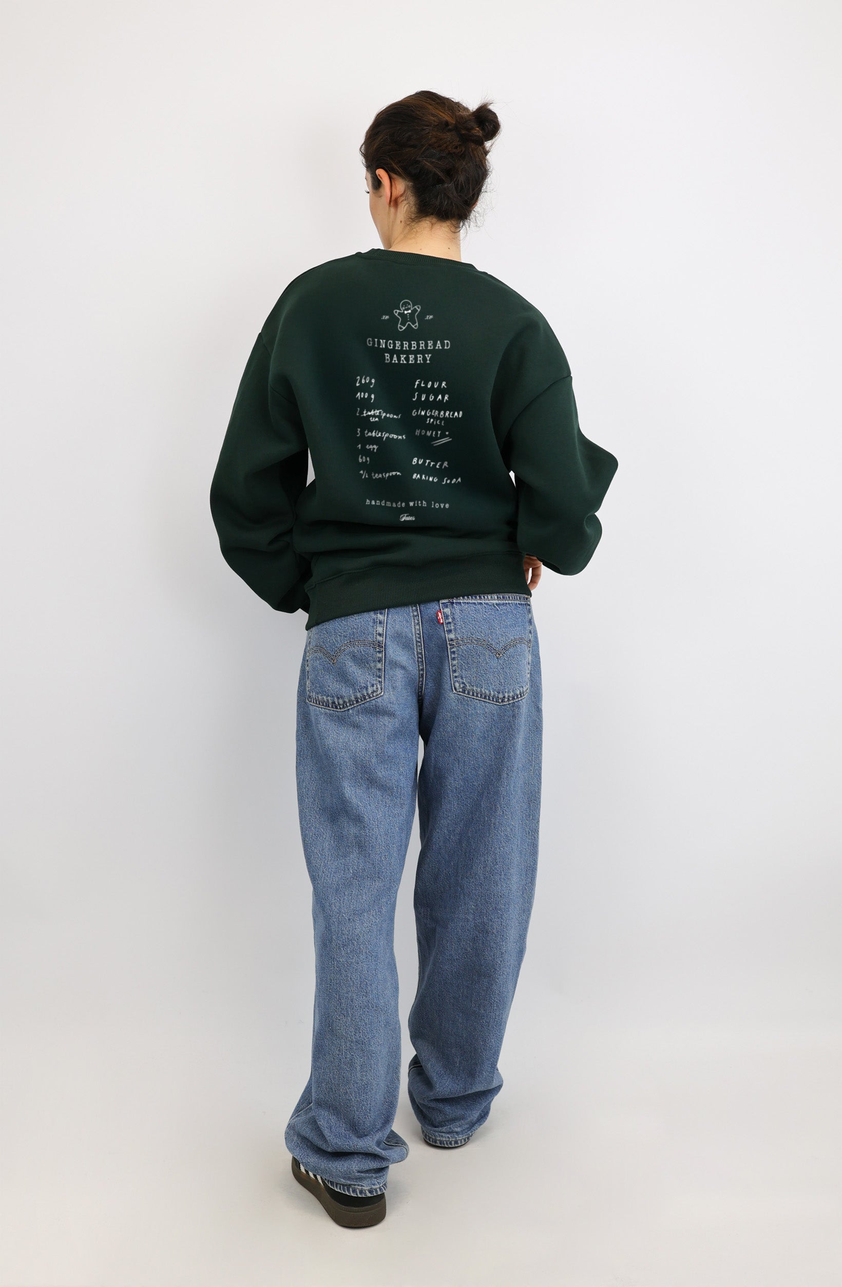 Original Regular Waistband Sweater "Gingerbread Bakery" – Pine Green