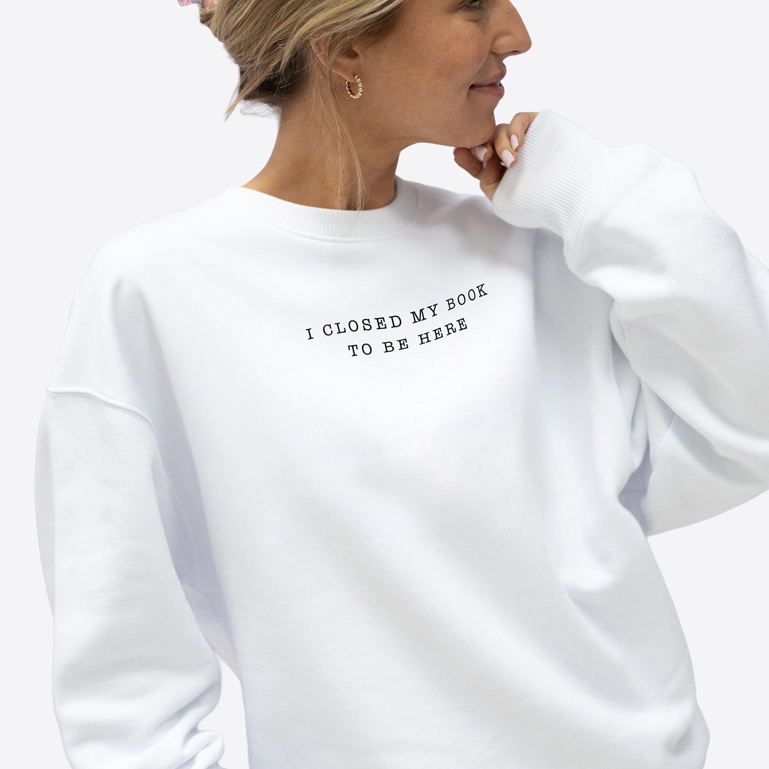 Sweater (Oversized) "I closed my book" – White