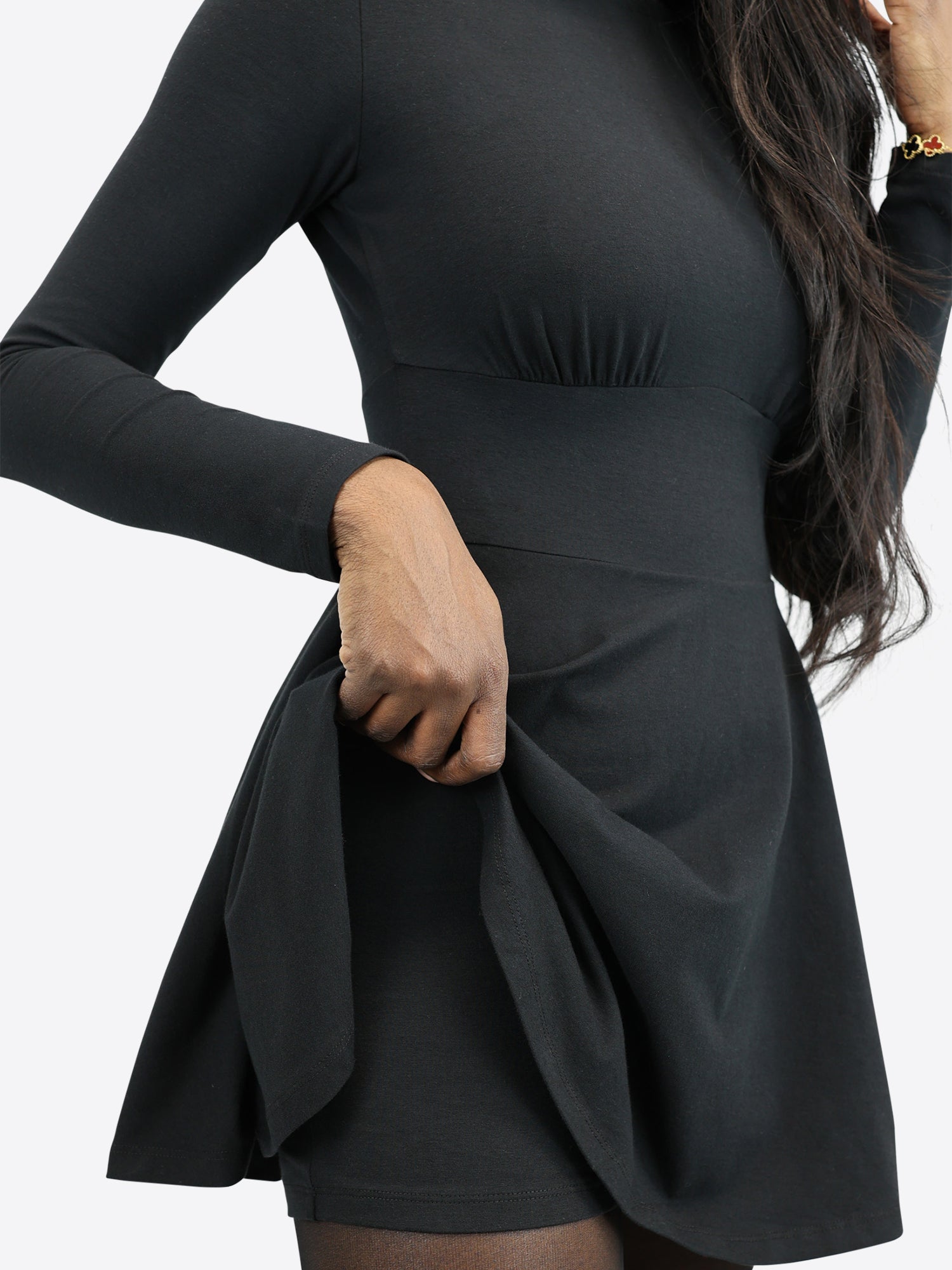 Kurzes Skort Kleid mit langen Ärmeln